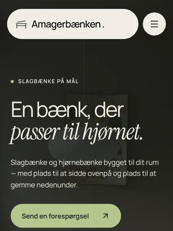 Amagerbænkens forside på telefonen: „En bænk, der passer til hjørnet“ over en hjørnebænk